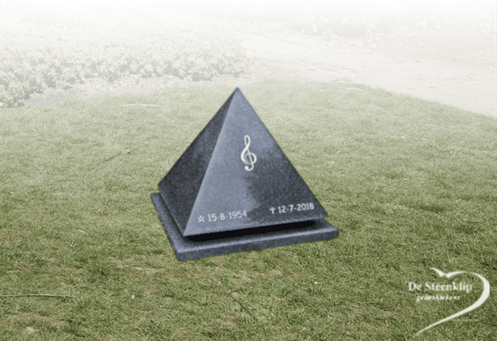 Grafsteen Delburen - pyramide