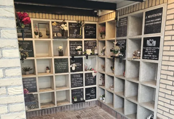 Urnplaat voor urnenmuur